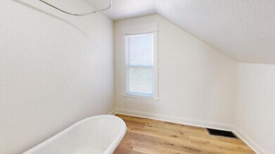 106 4th St NE in Mandan, ND - Building Photo - Building Photo