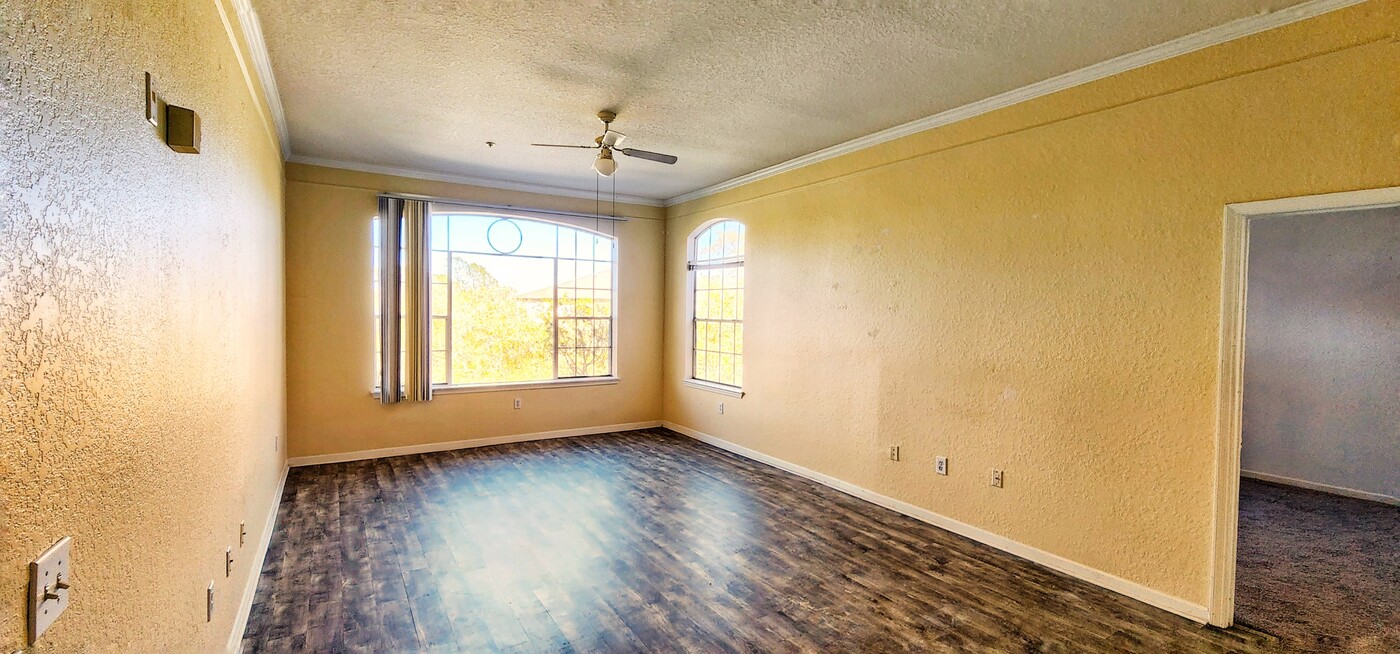 17101 Carrington Park Dr in Tampa, FL - Building Photo