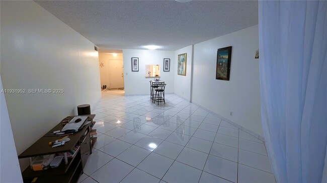 301 NE 14th Ave in Hallandale Beach, FL - Building Photo - Building Photo