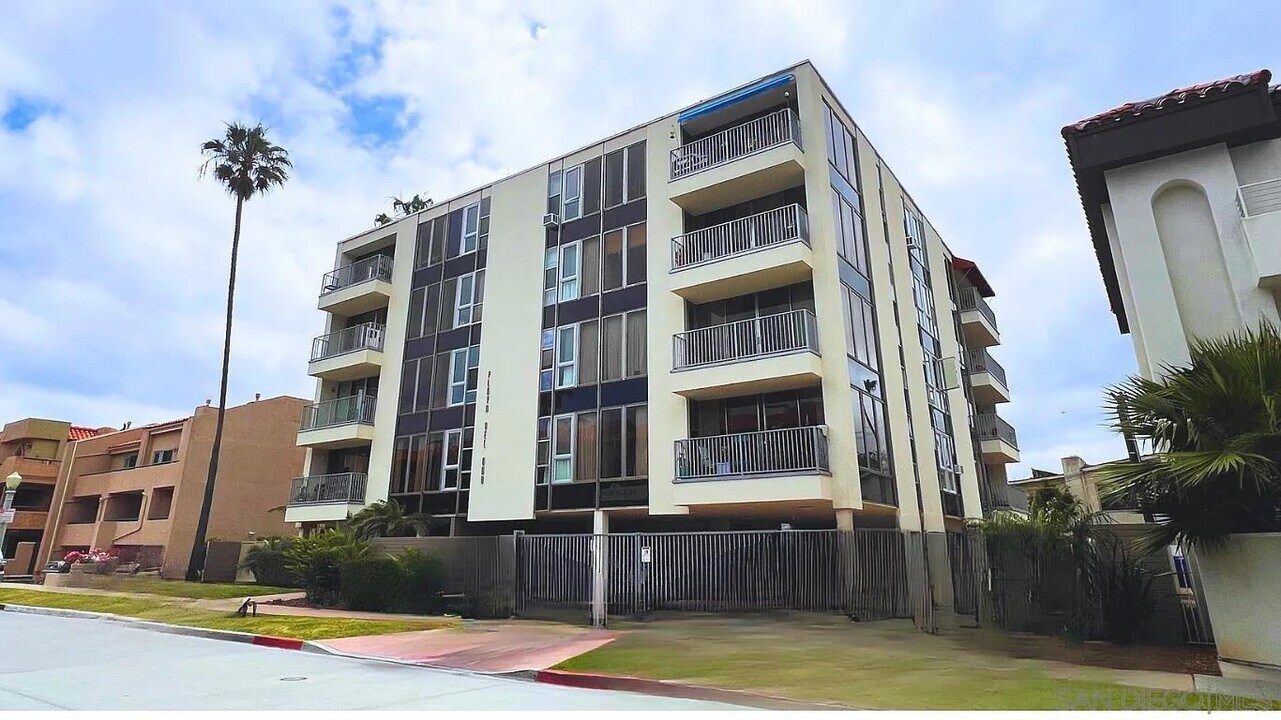 8111 Camino Del Oro in San Diego, CA - Building Photo