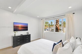 7800 Center Bay Dr in North Bay Village, FL - Building Photo - Building Photo