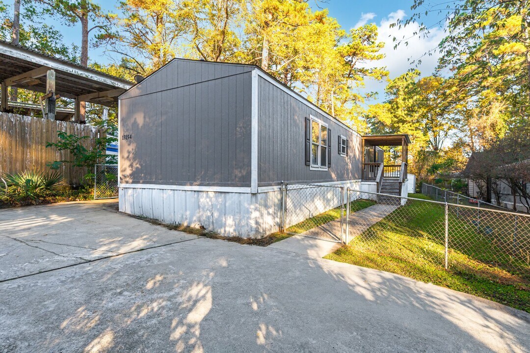 13154 S Lee Shore Dr in Willis, TX - Building Photo