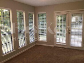 5369 Biffle Ln in Stone Mountain, GA - Foto de edificio - Building Photo