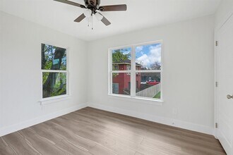 5621 Eskridge St in Houston, TX - Building Photo - Building Photo