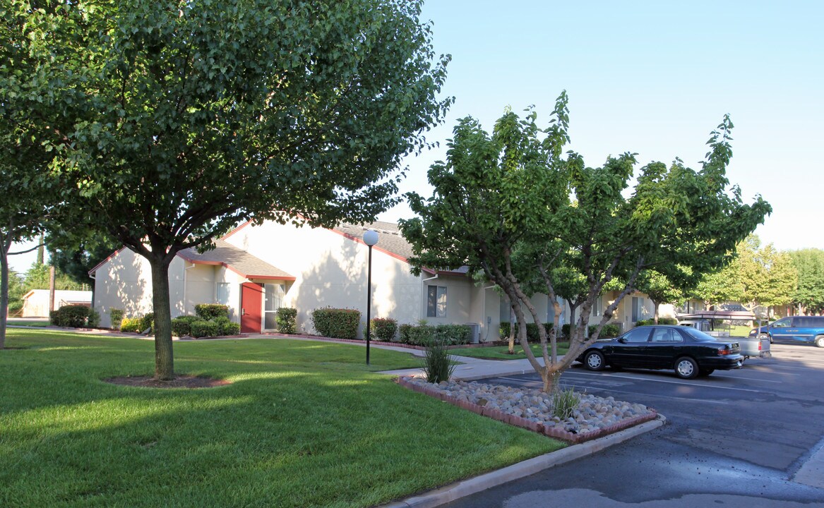 Woodlake Manor Apartments in Woodlake, CA - Building Photo