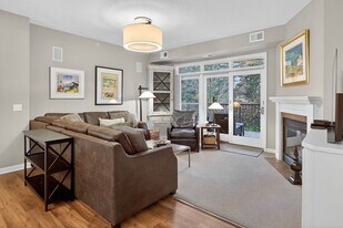 5250 Grandview Square in Edina, MN - Building Photo