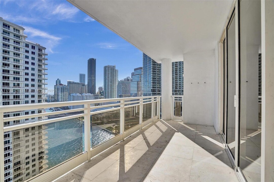 901 Brickell Key Blvd in Miami, FL - Building Photo