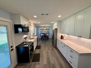 307 W Karnes Dr in Robinson, TX - Building Photo - Building Photo