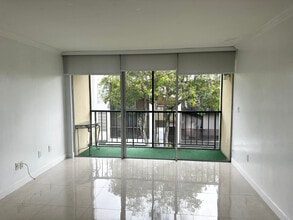 8840 Fontainebleau Blvd in Miami, FL - Building Photo - Building Photo