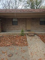 611-615 N Greenwich Ave in Russellville, AR - Building Photo