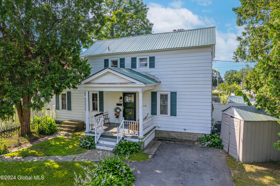 218 Washington St in Saratoga Springs, NY - Building Photo