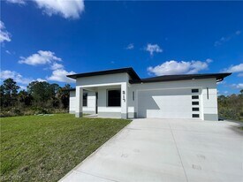 517 Johns Ave in Lehigh Acres, FL - Building Photo