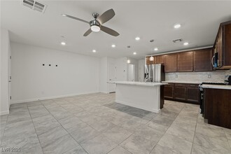 697 Omaggio Pl in Henderson, NV - Building Photo - Building Photo