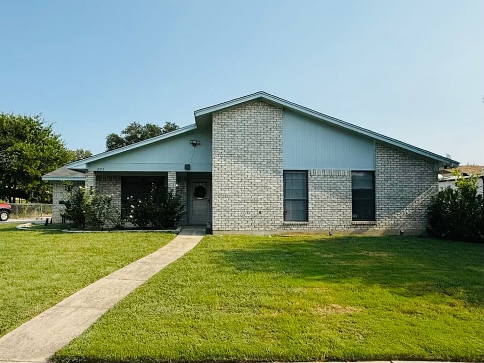 203 Daffodil Dr in Killeen, TX - Building Photo