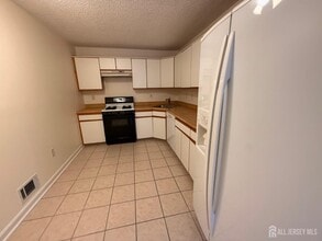 207 Darwin Ln in North Brunswick, NJ - Building Photo - Building Photo