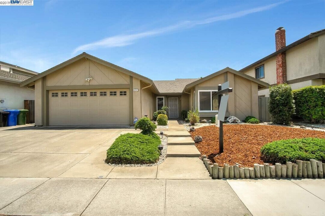 4542 Amiens Ave in Fremont, CA - Building Photo