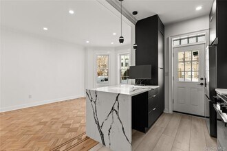 61-33 Palmetto St in Queens, NY - Foto de edificio - Building Photo