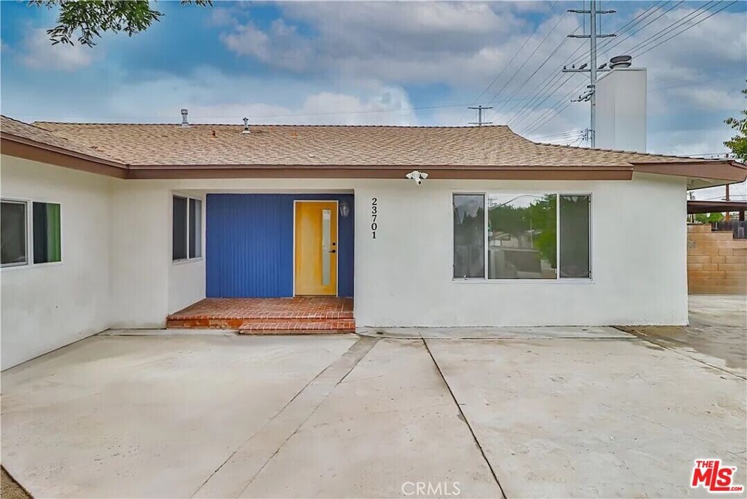 23701 Califa St in Los Angeles, CA - Building Photo