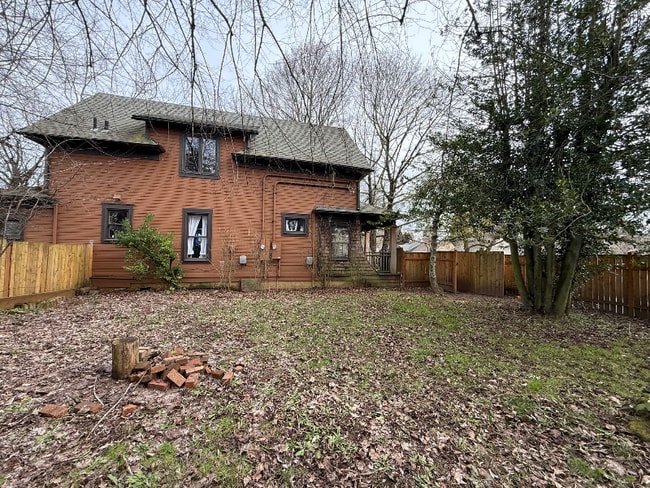 2003 N Willamette Blvd in Portland, OR - Foto de edificio - Building Photo