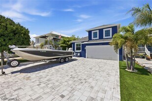 6104 Waterway Bay Dr in Ft. Myers, FL - Building Photo