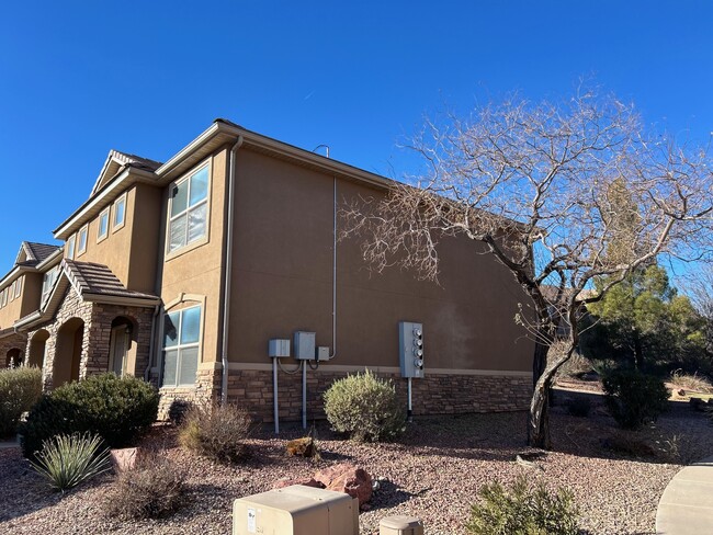 3155 S Hidden Valley Dr, Unit 336 in Saint George, UT - Foto de edificio - Building Photo