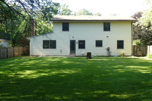 12 W Bailey Rd in Naperville, IL - Building Photo - Building Photo