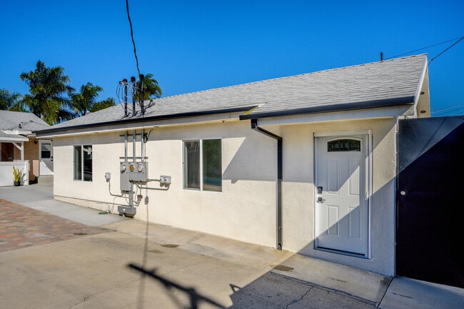 14302 Van Nuys Blvd in Pacoima, CA - Foto de edificio - Building Photo