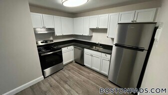 799 Farm Rd in Marlborough, MA - Building Photo