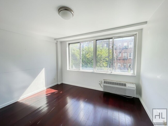 STANHOPE STREET / Spacious 1-Bed 1-Bath /