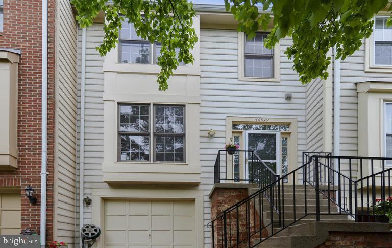 46879 Trumpet Cir in Sterling, VA - Foto de edificio