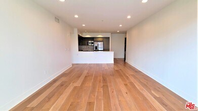 7133 Hawthorn Ave-Unit -302 in Los Angeles, CA - Building Photo - Building Photo