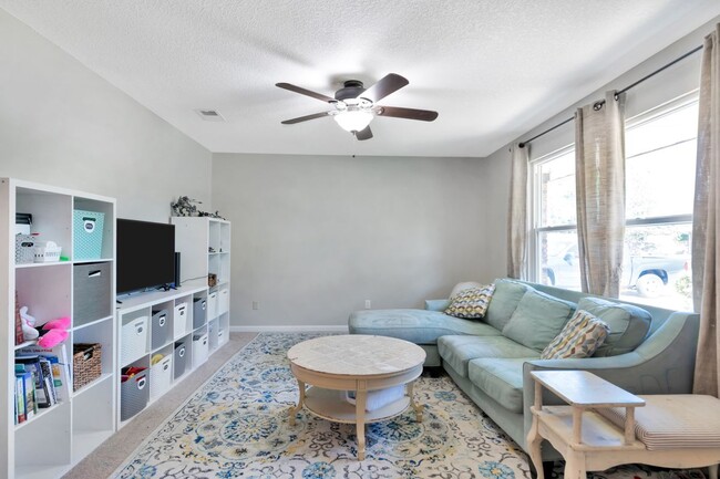 1126 Coral Dr in Niceville, FL - Foto de edificio - Building Photo