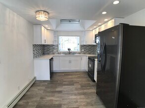 10 Brookmoor Rd in West Hartford, CT - Building Photo - Building Photo