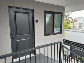 2021 Beachwood Dr-Unit -Unit 5 in Los Angeles, CA - Foto de edificio - Building Photo