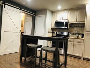 1509 W Pearl St, Unit 202 in Granbury, TX - Foto de edificio - Building Photo
