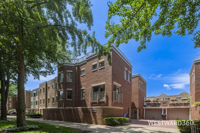 property at 2336 N Lakewood Ave