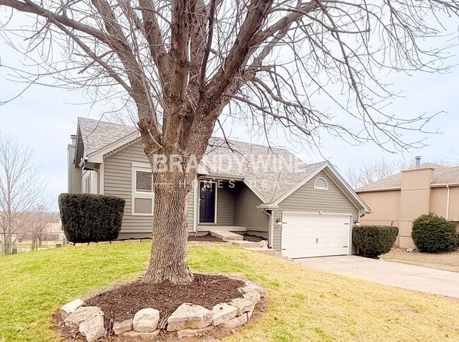 105 Sumac St in Smithville, MO - Foto de edificio - Building Photo