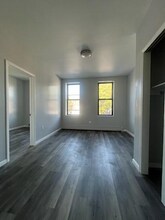 93-38 43rd Ave in Queens, NY - Foto de edificio - Building Photo