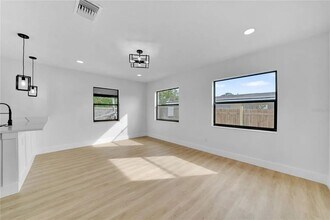 3033 28th St N in St. Petersburg, FL - Foto de edificio - Building Photo