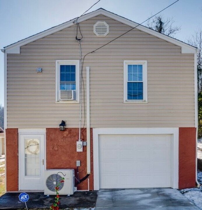 1096 Lynn Garden Dr in Kingsport, TN - Building Photo