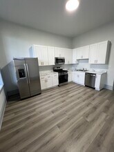 2057 W Chicago Ave, Unit Third Floor in Chicago, IL - Foto de edificio - Building Photo