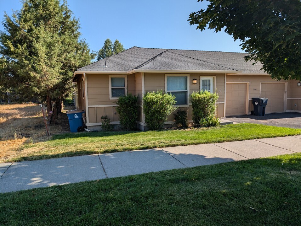 1048 Ne Warner Pl, Unit #2 in Bend, OR - Building Photo