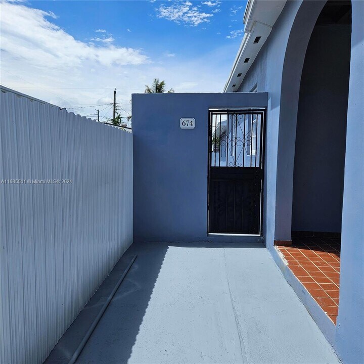 672 E 21st St-Unit -1 in Hialeah, FL - Building Photo