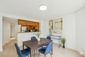 12036 100th Avenue Northeast, Unit K202 in Kirkland, WA - Foto de edificio - Building Photo