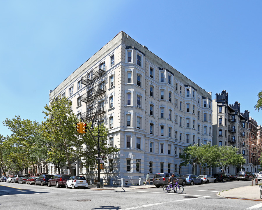 Covent Court in New York, NY - Building Photo