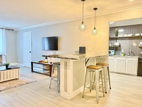 215 Piedmont Ave NE in Atlanta, GA - Foto de edificio - Building Photo