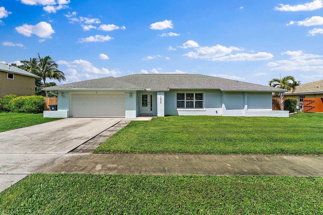 1595 Old Cypress Trail in Wellington, FL - Building Photo