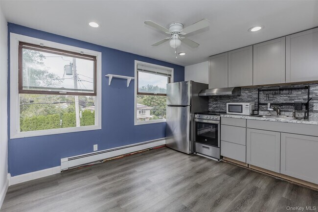 97 Rosewood Rd in Kings Park, NY - Building Photo - Building Photo