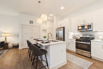 555 Lakeview Pkwy in Vernon Hills, IL - Building Photo - Building Photo