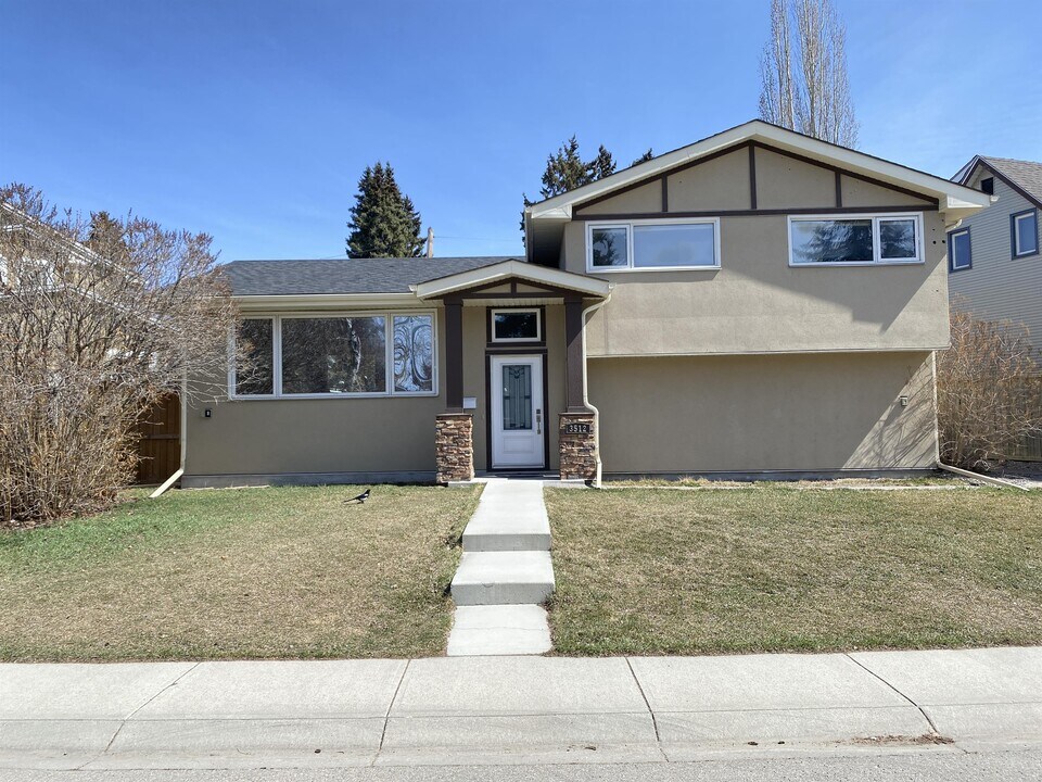 3512 Button Rd NW in Calgary, AB - Building Photo